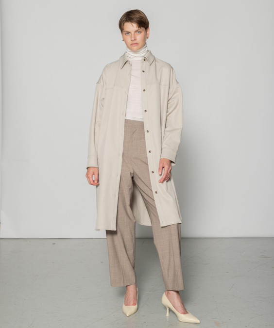 ダブルクロスシャツワンピースのグレージュを着用している女性の写真