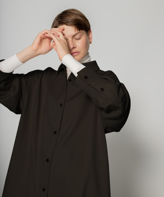 ダブルクロスシャツワンピースのブラックを着用している女性の写真