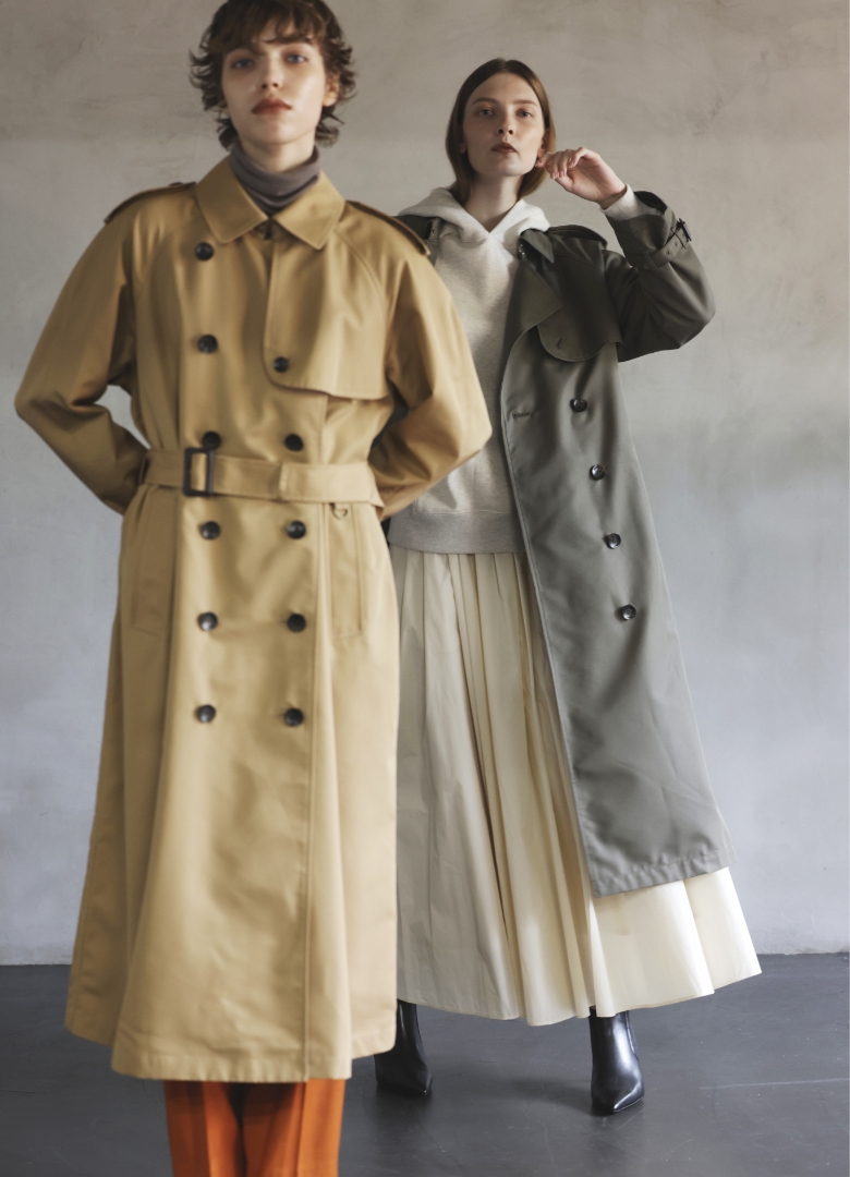 ロングトレンチコートを着用した二人組の女性（全身2）