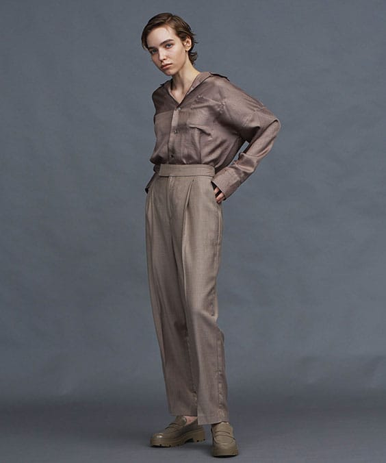 ワンタックストレートパンツのベージュを着用している女性の写真