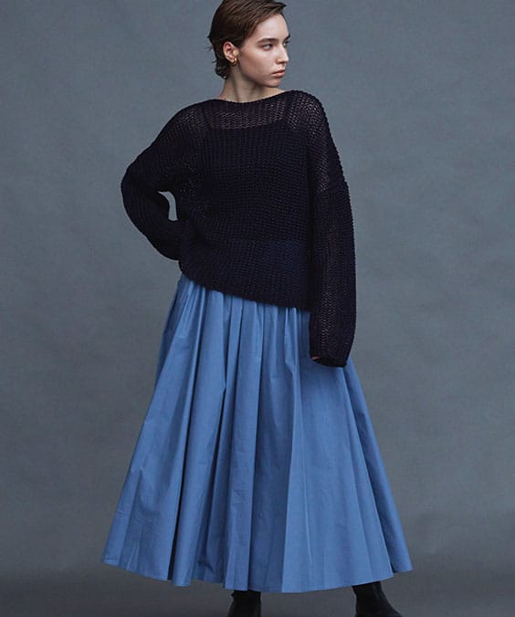 ランダムタックフレアースカートのブルーを着用している女性の写真