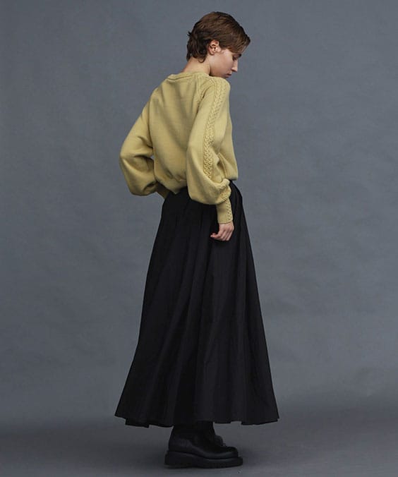 ランダムタックフレアースカートのブラックを着用している女性の写真