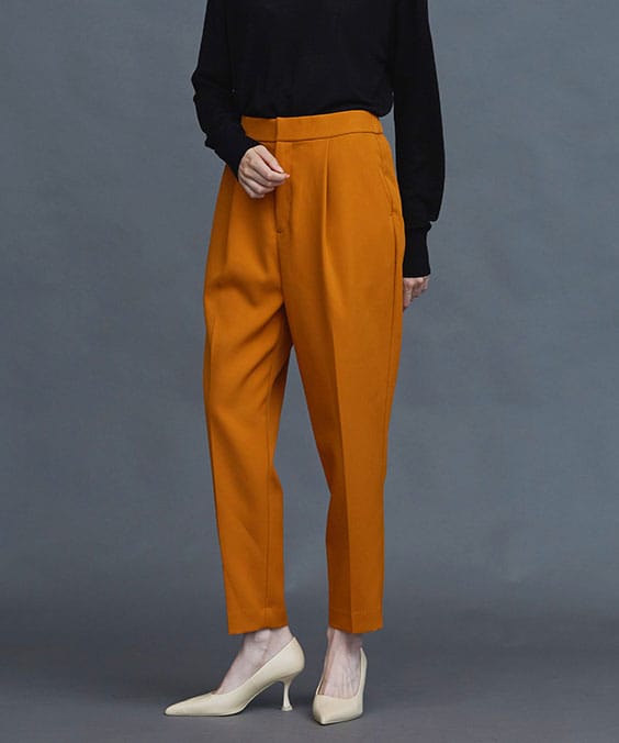 ダブルクロステーパードパンツのアンバーを着用している女性の写真