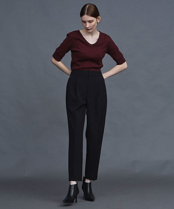 ダブルクロステーパードパンツのブラックを着用している女性の写真