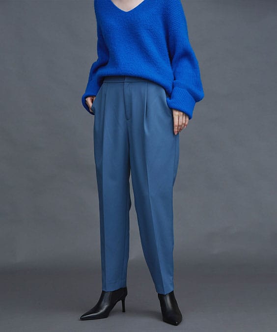 ダブルクロステーパードパンツのスチールブルーを着用している女性の写真