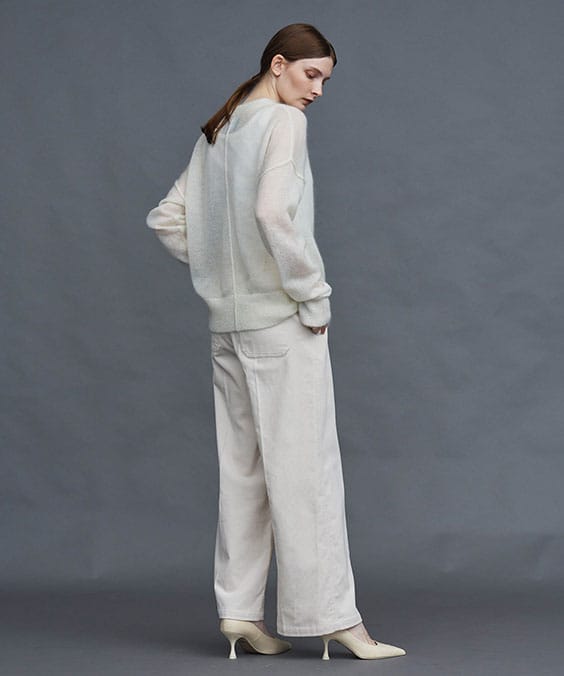 コーデュロイストレートパンツのホワイトを着用している女性の写真