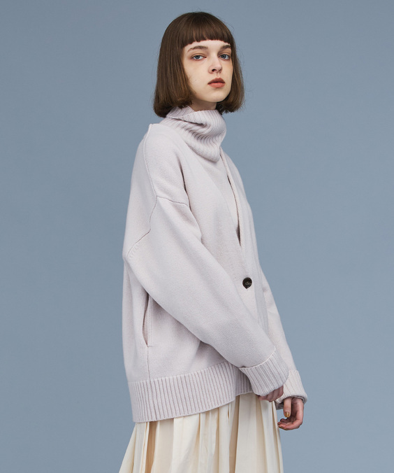 ウールカシミヤニットカーディガンを着用している女性の写真