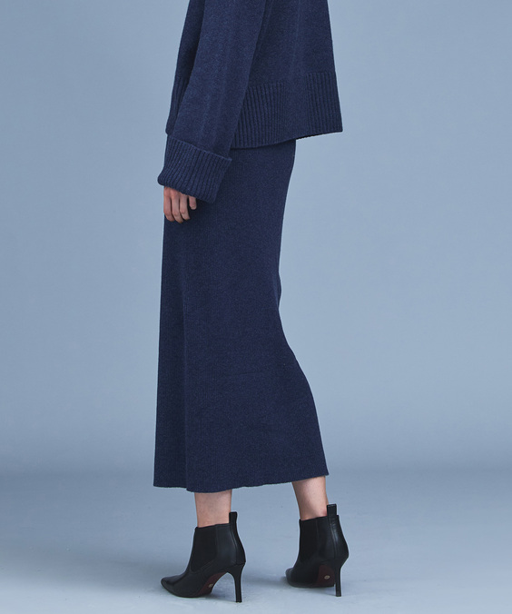 ウールカシミヤリブスカートを着用している女性の写真