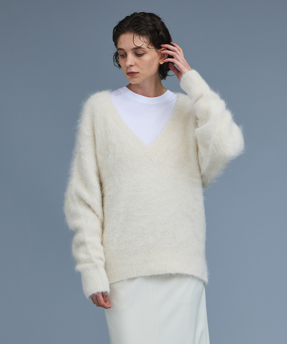 アルパカシャギーニットを着用している女性の写真