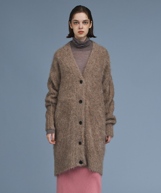 アルパカシャギーニットカーディガンを着用している女性の写真