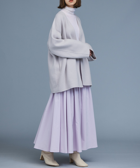 グログランティアードスカートを着用している女性の写真