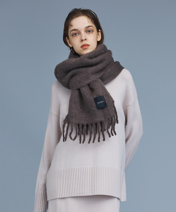 アルパカ混カラーストールを着用している女性の写真