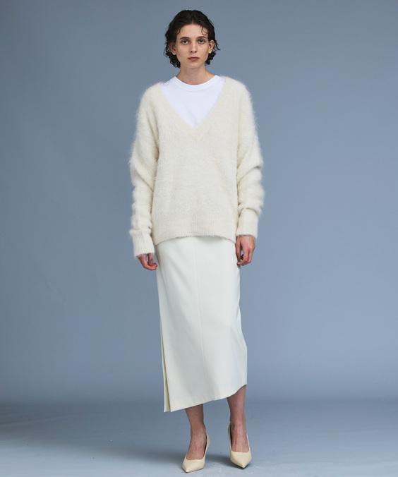 アシメヘムスカートを着用している女性の写真