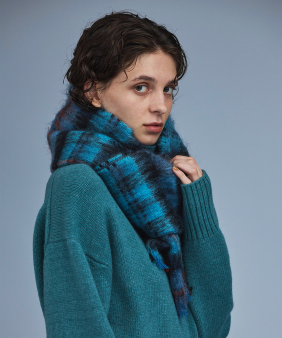【JOHN SCOTT】モヘアチェックストールを着用している女性の写真