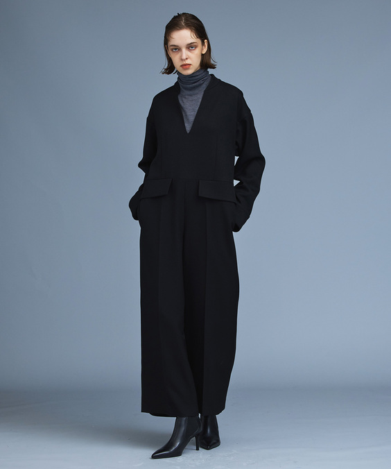 ウールライクオールインワンを着用している女性の写真