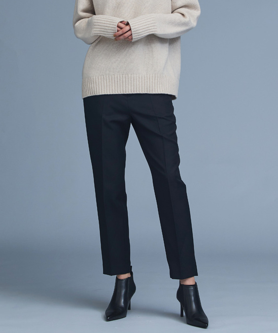 サイド切替パンツを着用している女性の写真