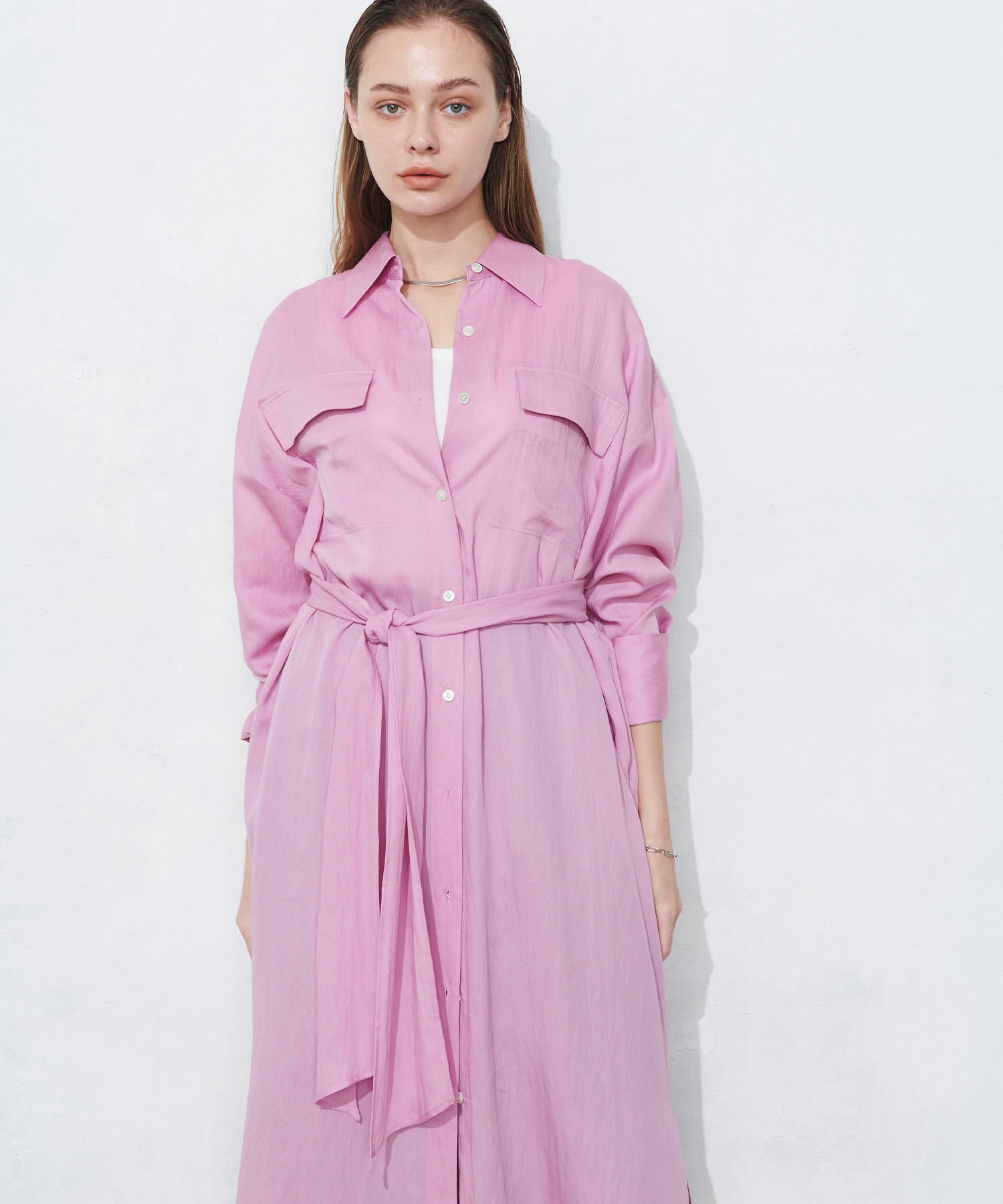 ロングシャツワンピースを着る女性