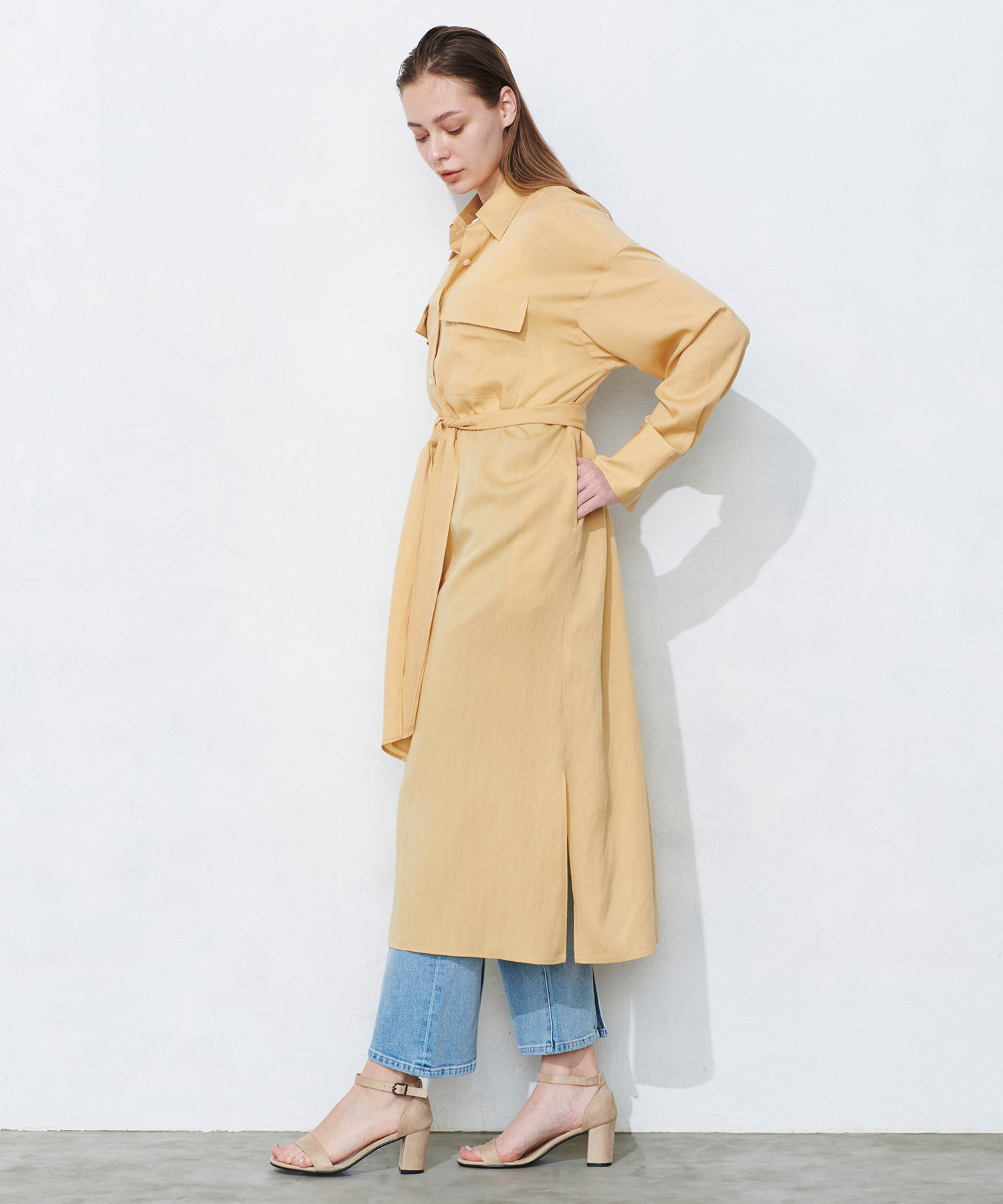 ロングシャツワンピースを着る女性
