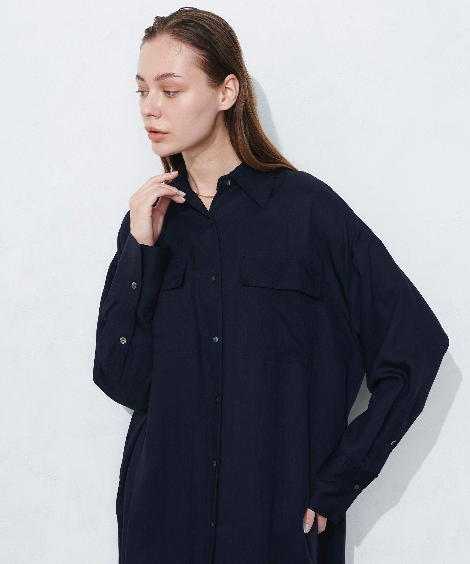 ロングシャツワンピースを着る女性