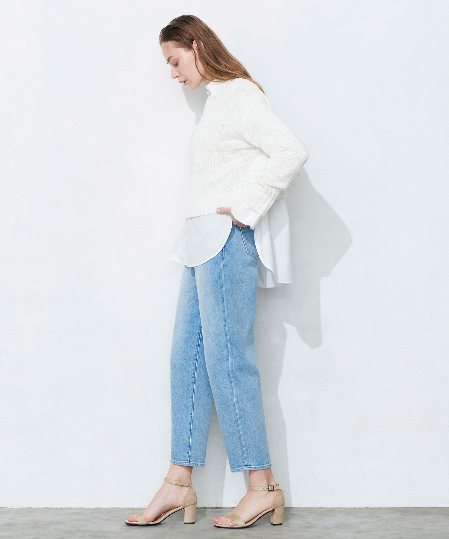 ルーズデニムテーパードパンツを着る女性