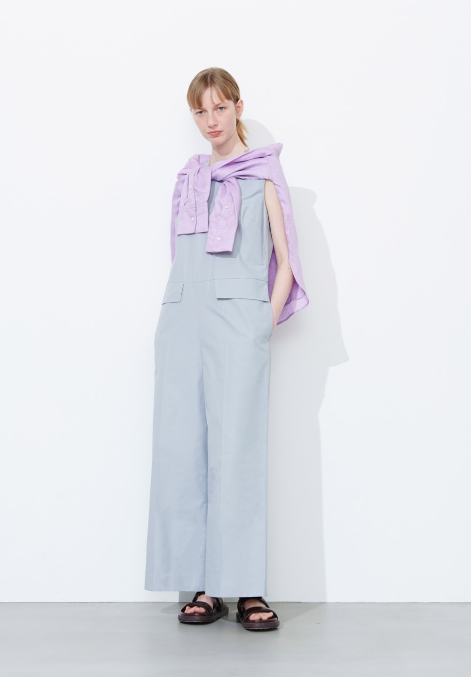 オールインワンを着用している女性モデルの写真