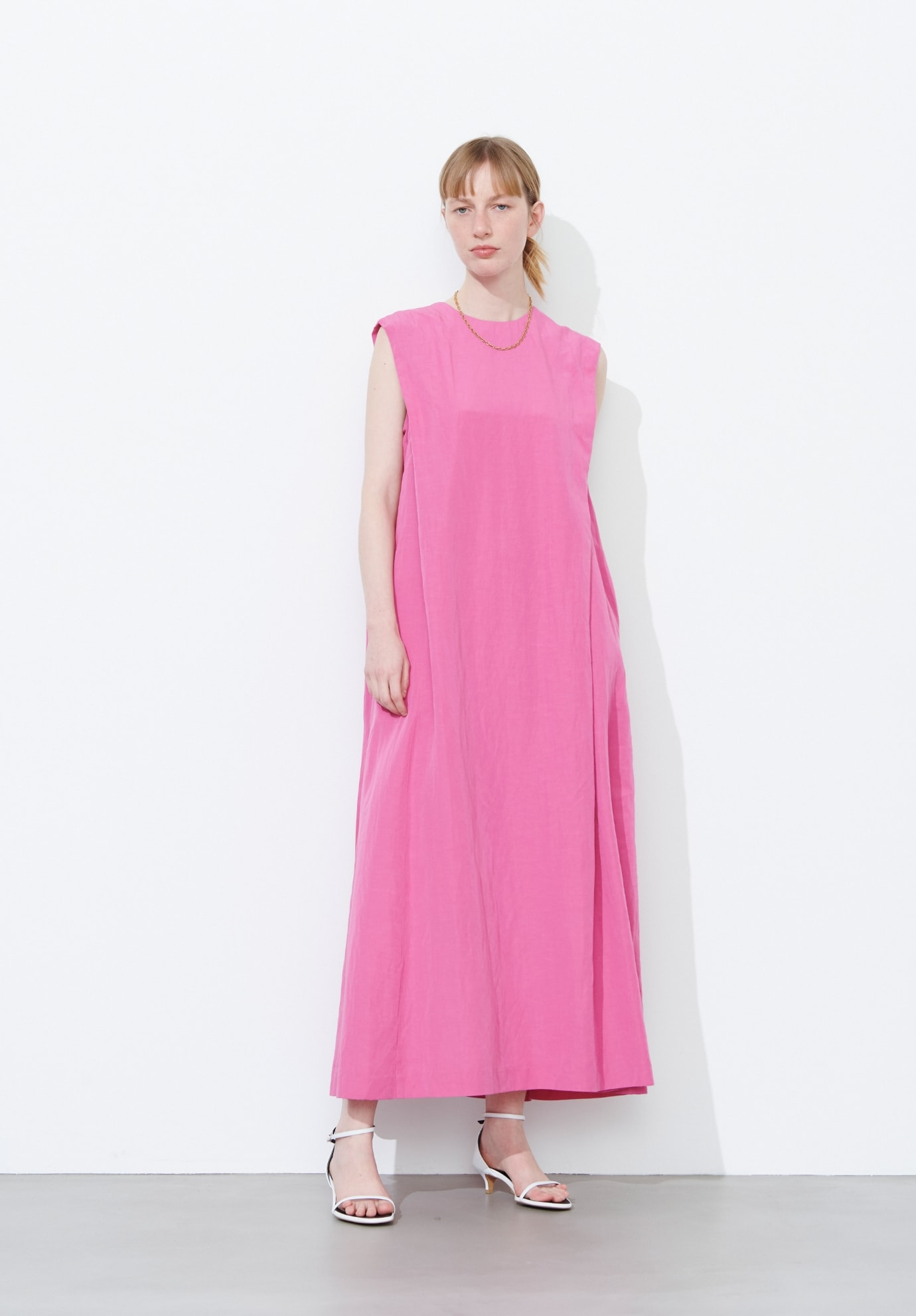 LINEN RAYON ワンピースを着用している女性モデルの写真