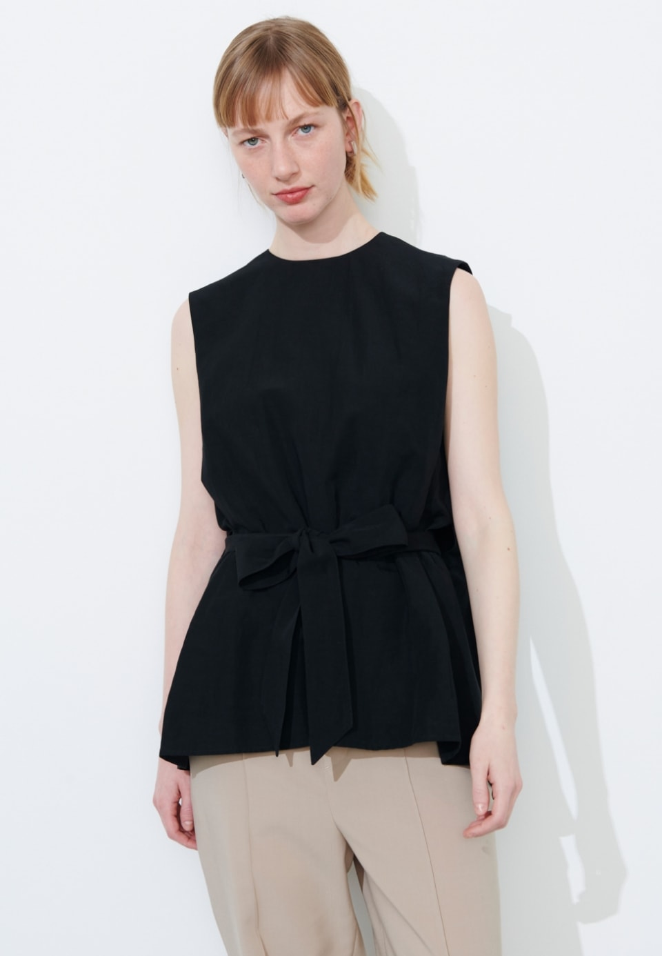LINEN RAYONブラウスを着用している女性モデルの写真