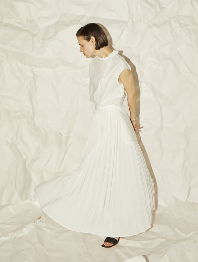 スタンドカラーフリルブラウス、アコーディオンプリーツスカートを着用しているモデルの写真②