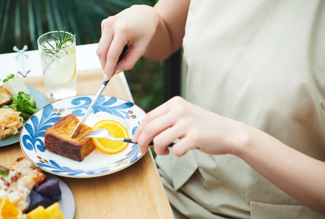 女性が食事をしている手元の写真