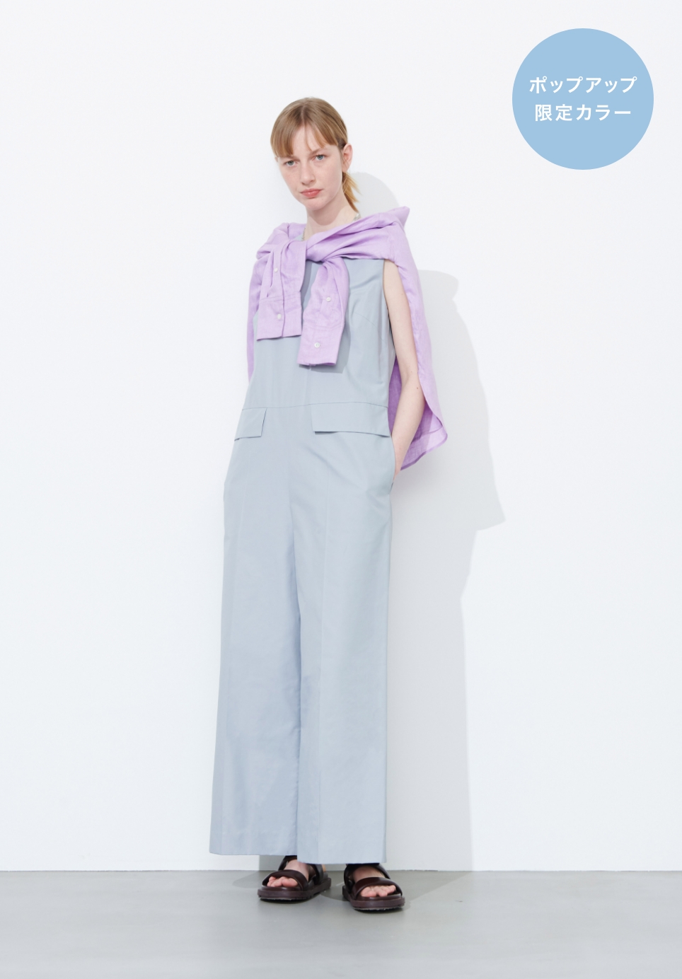 オールインワンを着用している女性モデルの写真