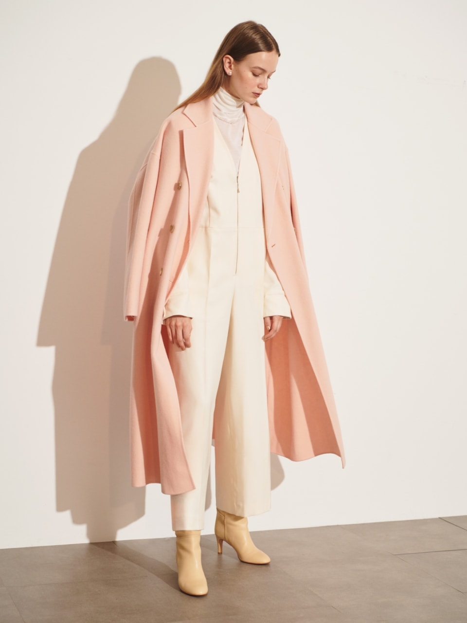 ダブルロングリバーコート（ピンク）を着用した女性の全身の写真１