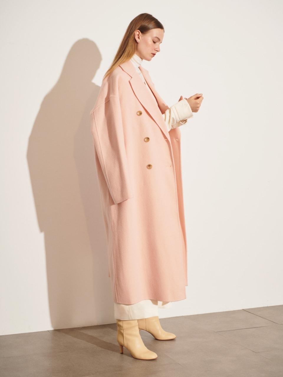 ダブルロングリバーコート（ピンク）を着用した女性の全身の写真２