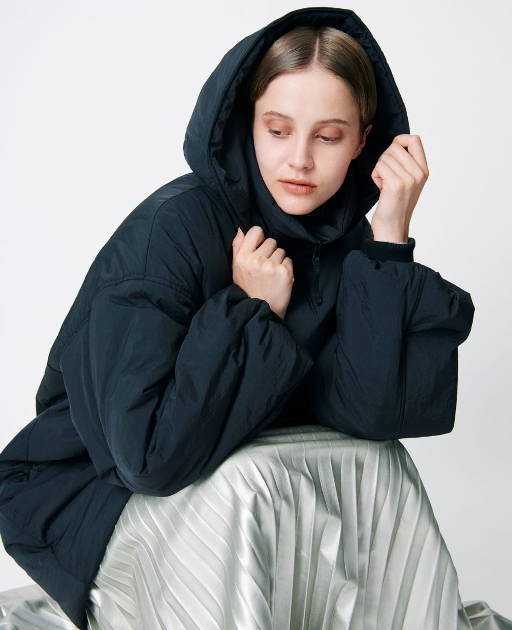 ブラックのモンスターパーカー中綿コートを着用している女性の写真