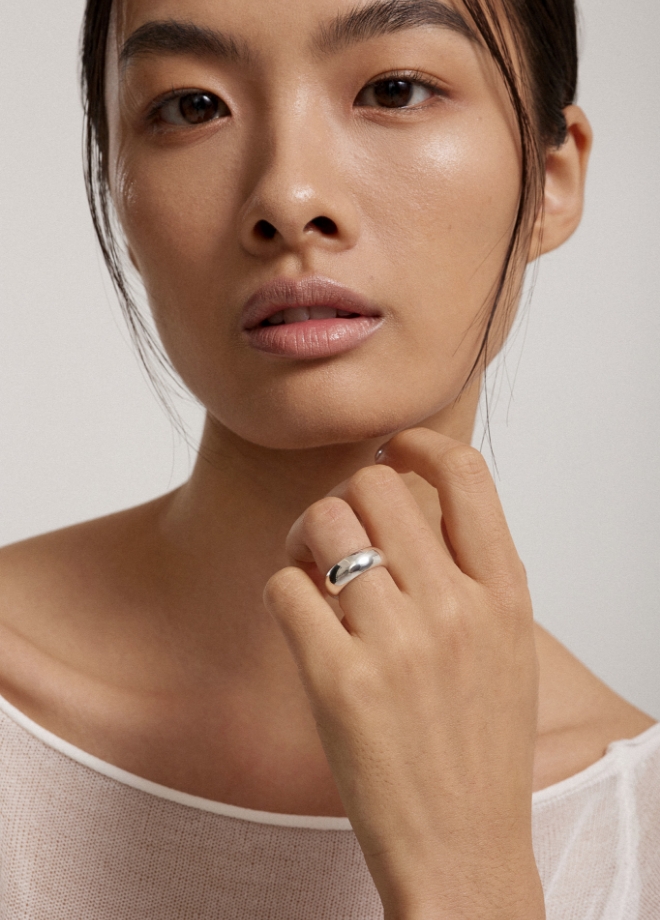 Smooth ring シルバーを着用している女性モデルの画像