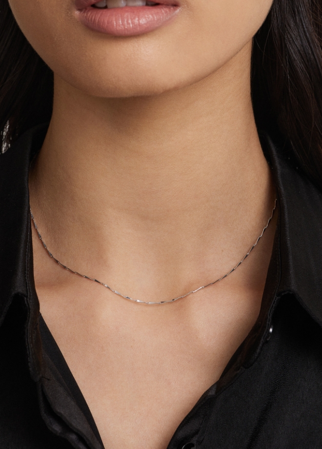 Twil bar necklace シルバーを着用している女性モデルの画像