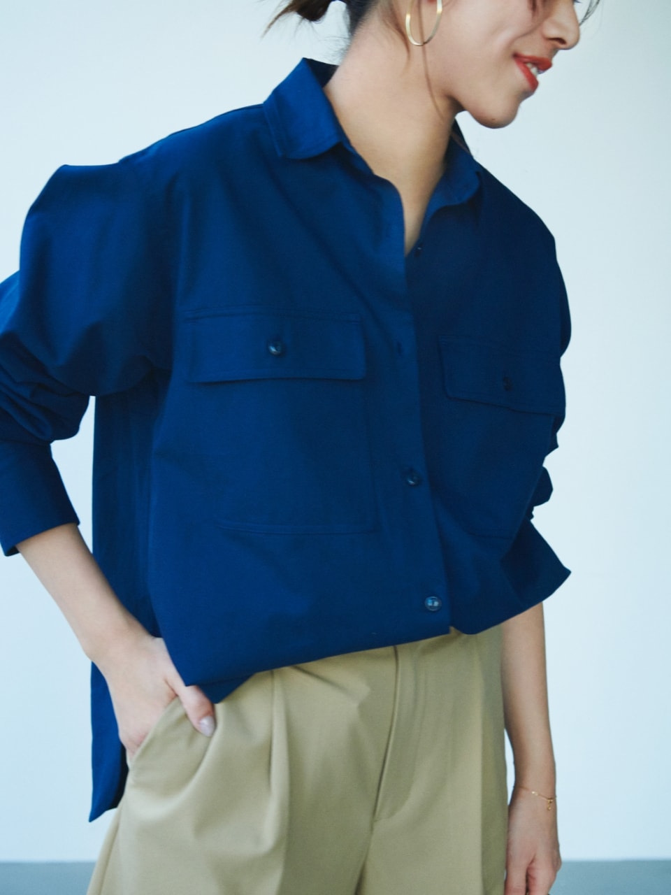 コットンツイルシャツジャケットとテレコタンクトップとワイドストレートパンツを着用した近藤さんの写真３