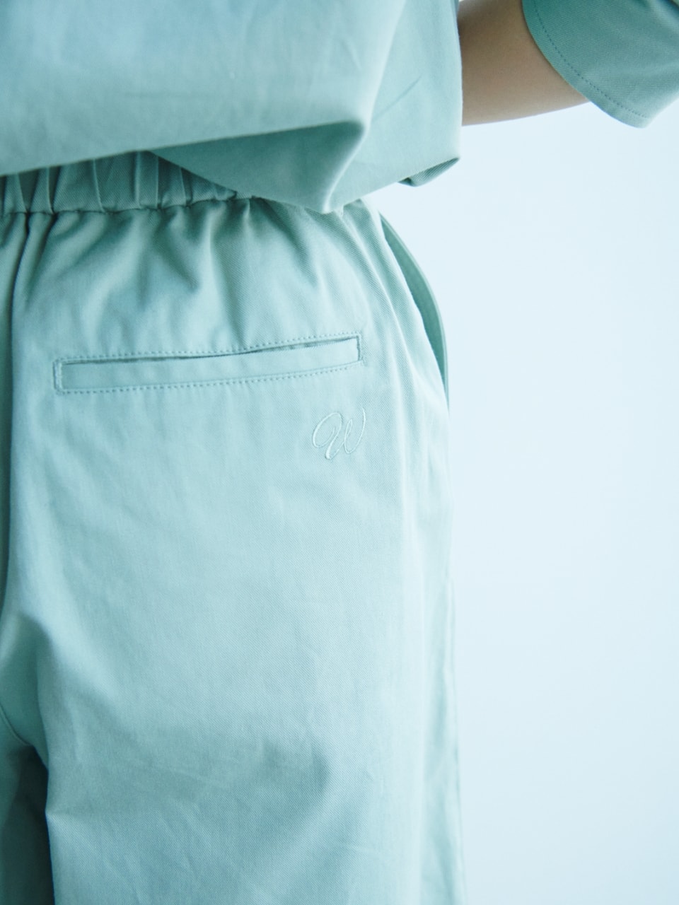 コットンツイルシャツジャケットとコットンツイルハーフパンツを着用した近藤さんの写真２