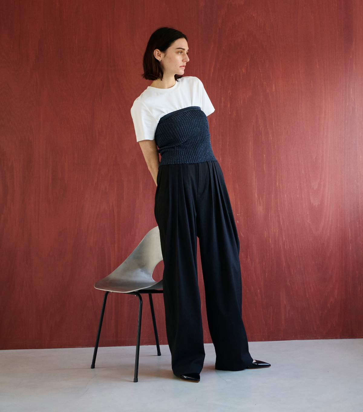 Not Just Comfort Linen for the City LINEN OX Collectionを着用している女性モデル01