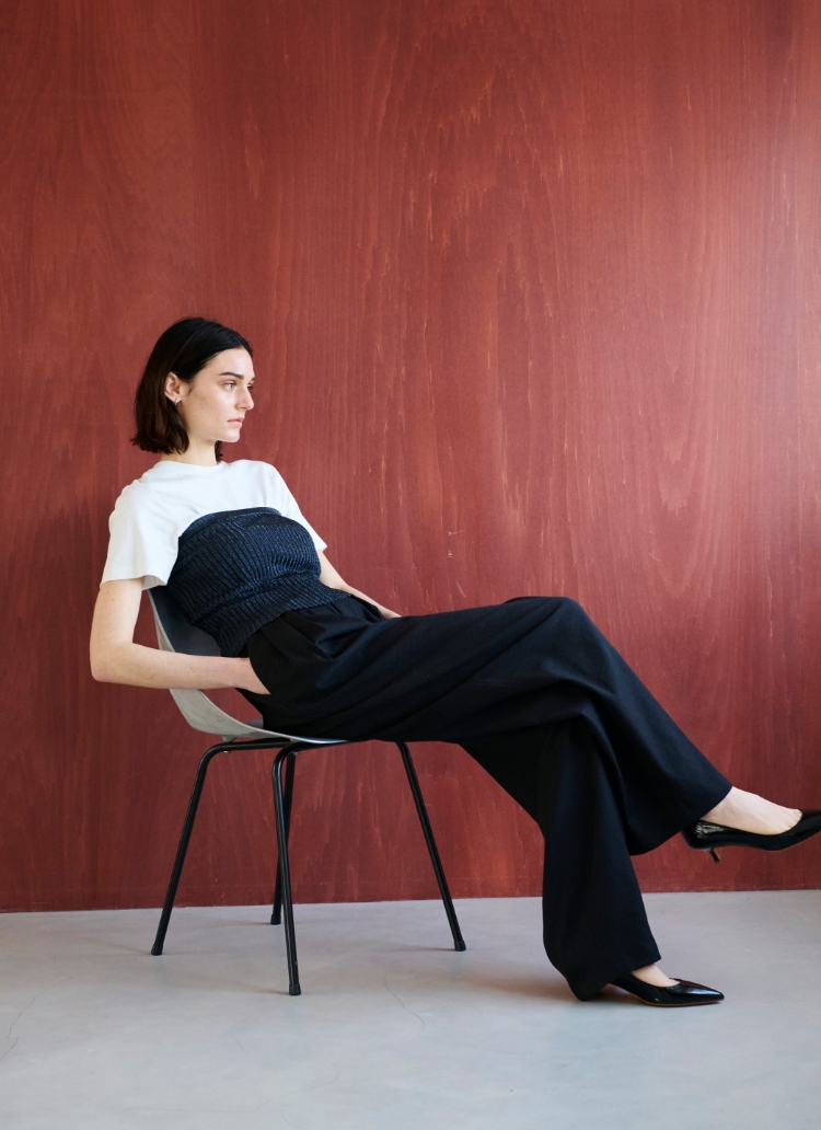 Not Just Comfort Linen for the City LINEN OX Collectionを着用している女性モデル02