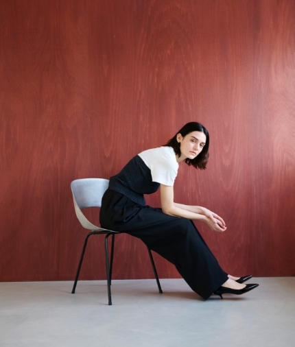 Not Just Comfort Linen for the City LINEN OX Collectionを着用している女性モデル03
