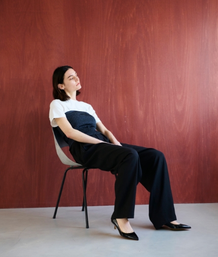Not Just Comfort Linen for the City LINEN OX Collectionを着用している女性モデル04