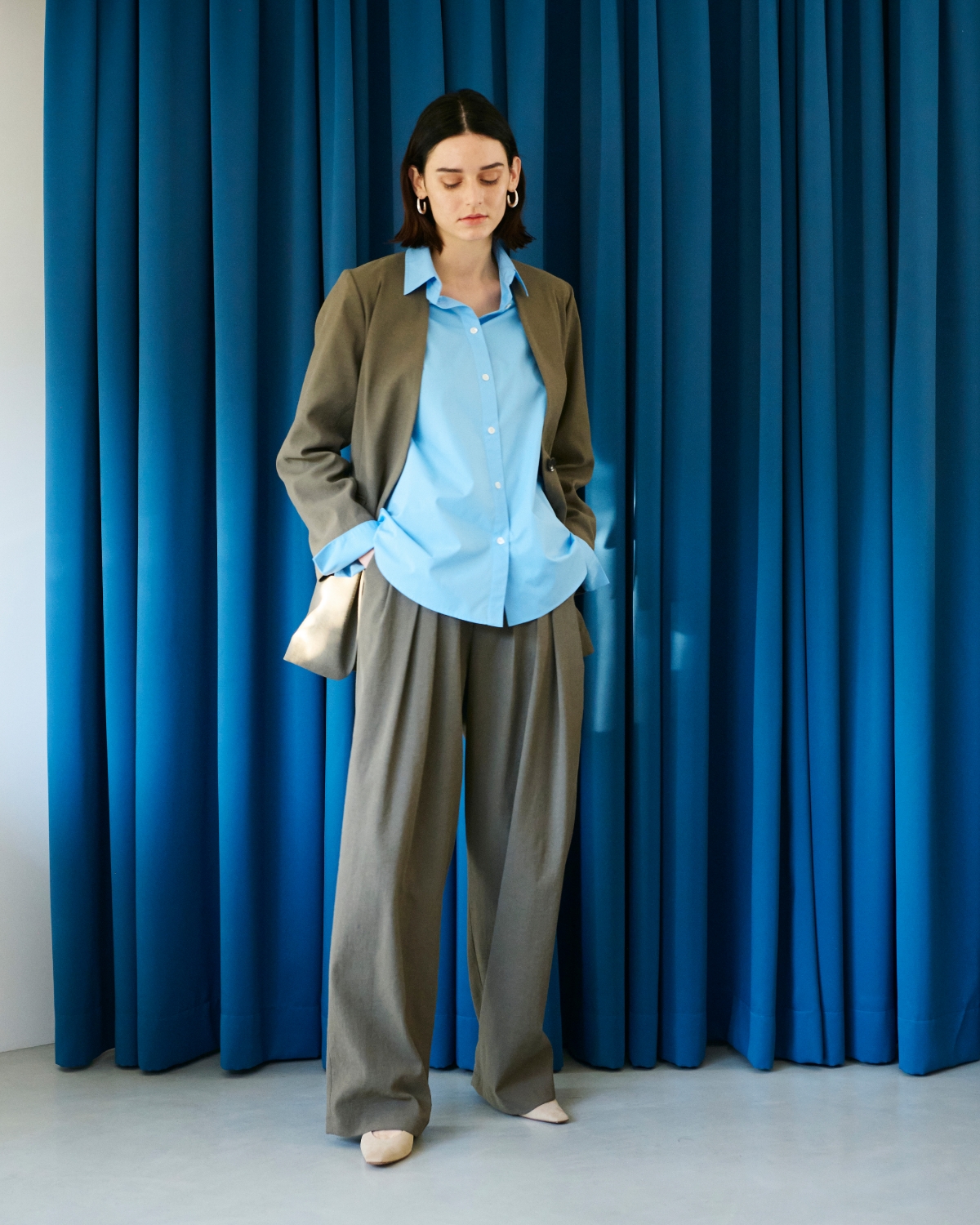 Not Just Comfort Linen for the City LINEN OX Collectionを着用している女性モデル05
