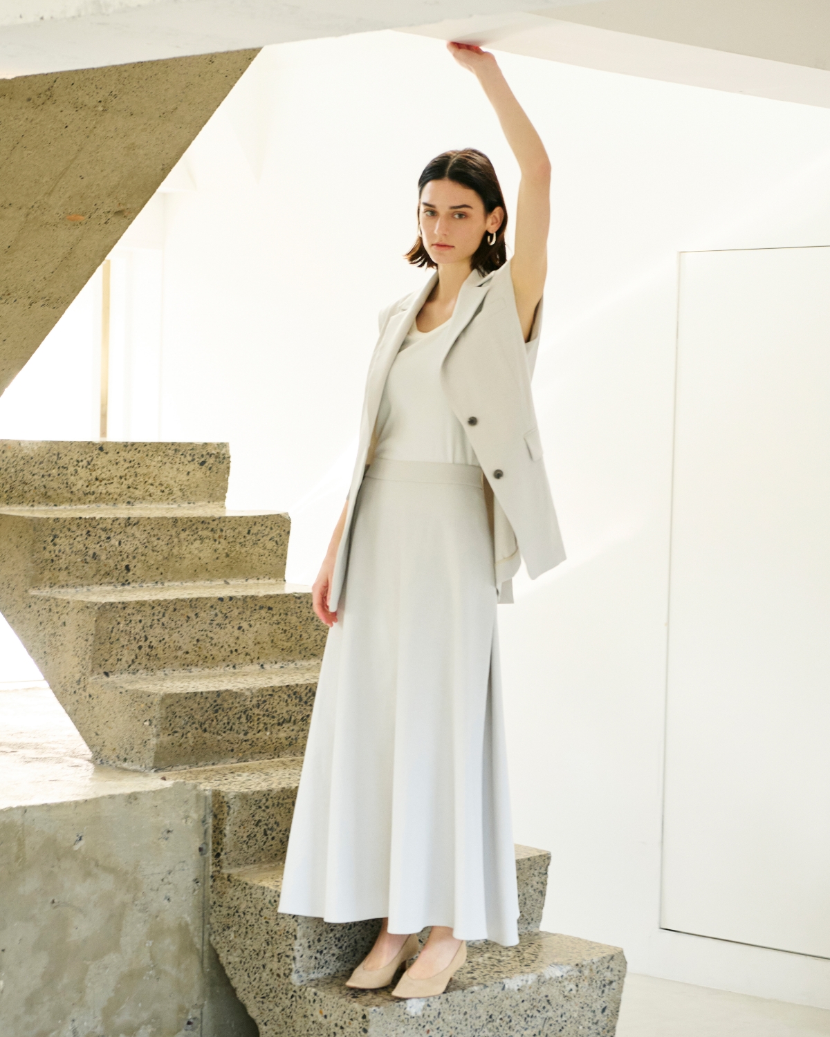 Not Just Comfort Linen for the City LINEN OX Collectionを着用している女性モデル07