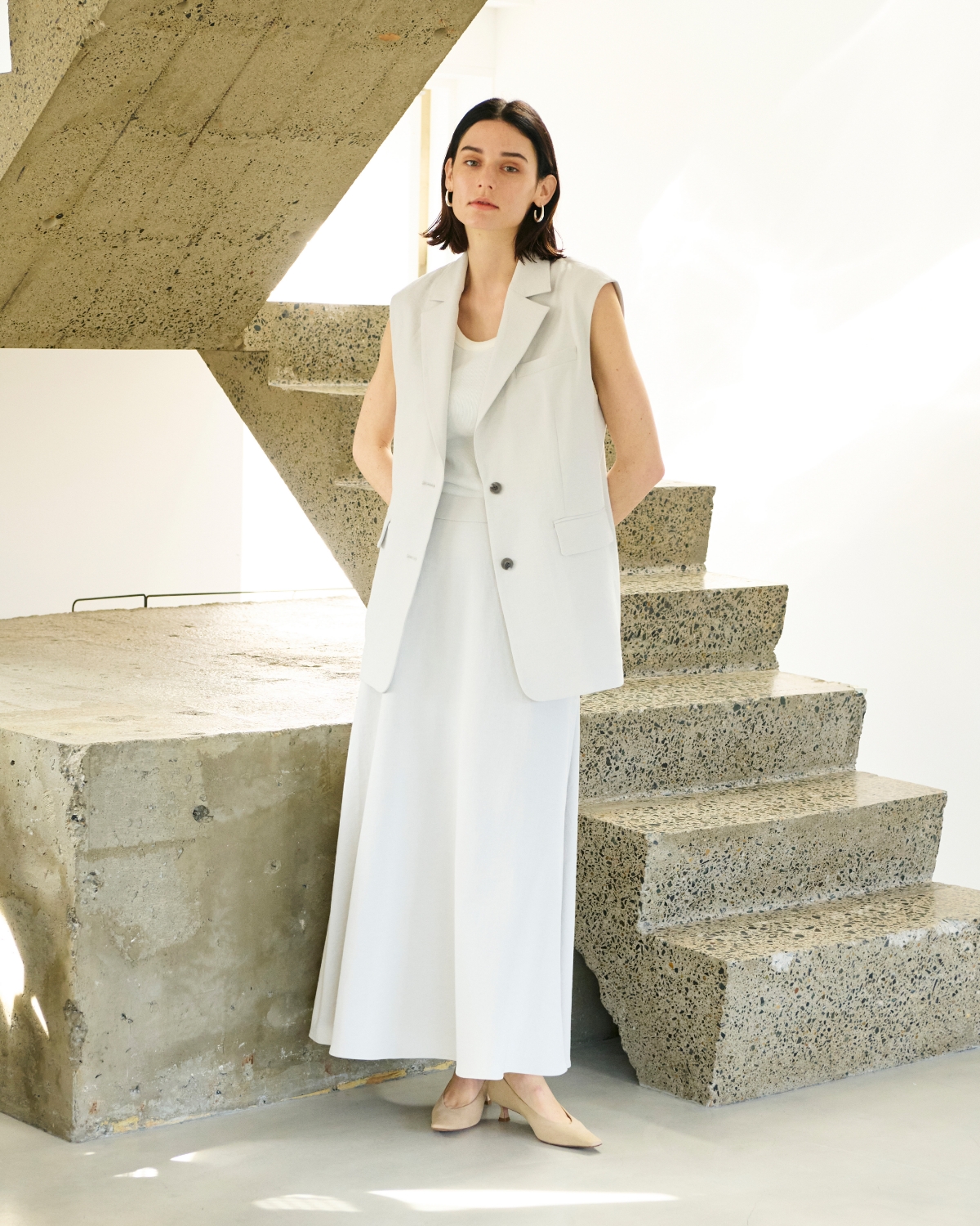 Not Just Comfort Linen for the City LINEN OX Collectionを着用している女性モデル08