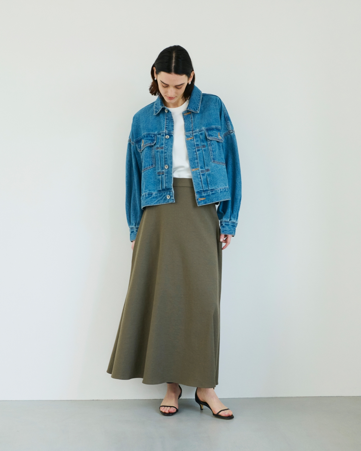 Not Just Comfort Linen for the City LINEN OX Collectionを着用している女性モデル10