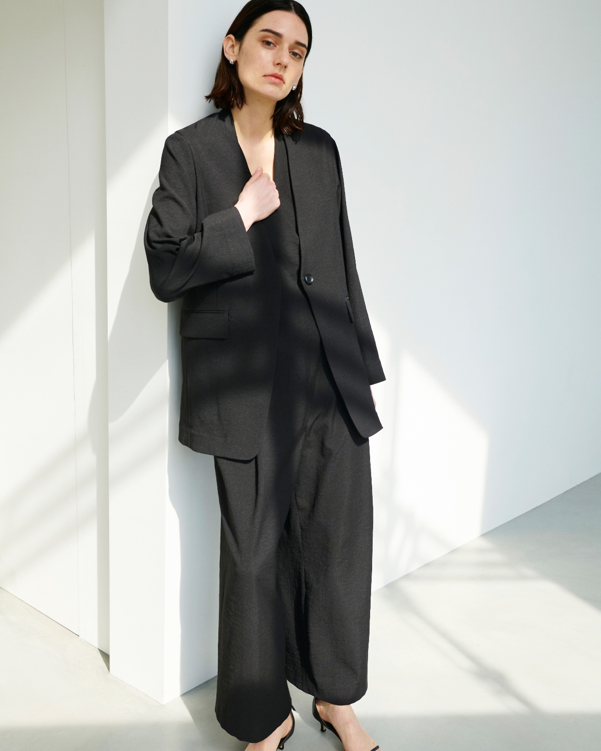 Not Just Comfort Linen for the City LINEN OX Collectionを着用している女性モデル10