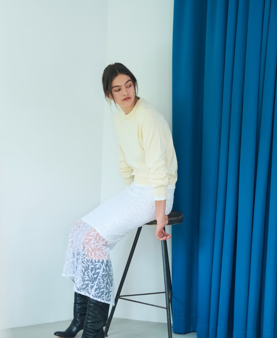 コットンカシミヤニットプルオーバーと【5周年限定】WOOL SILK PACK KNITとリリーレースタイトスカートを着用した女性の写真