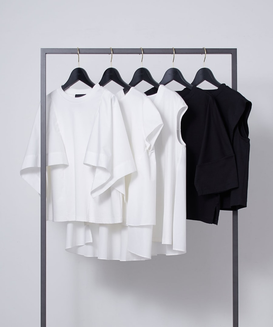 HANDKERCHIEF SLEEVE TOPSとBACK SHAN TOPSとFLARE TOPSとFORME TOPSとSHOULDER TUCK TOPSがラックにかかっている写真