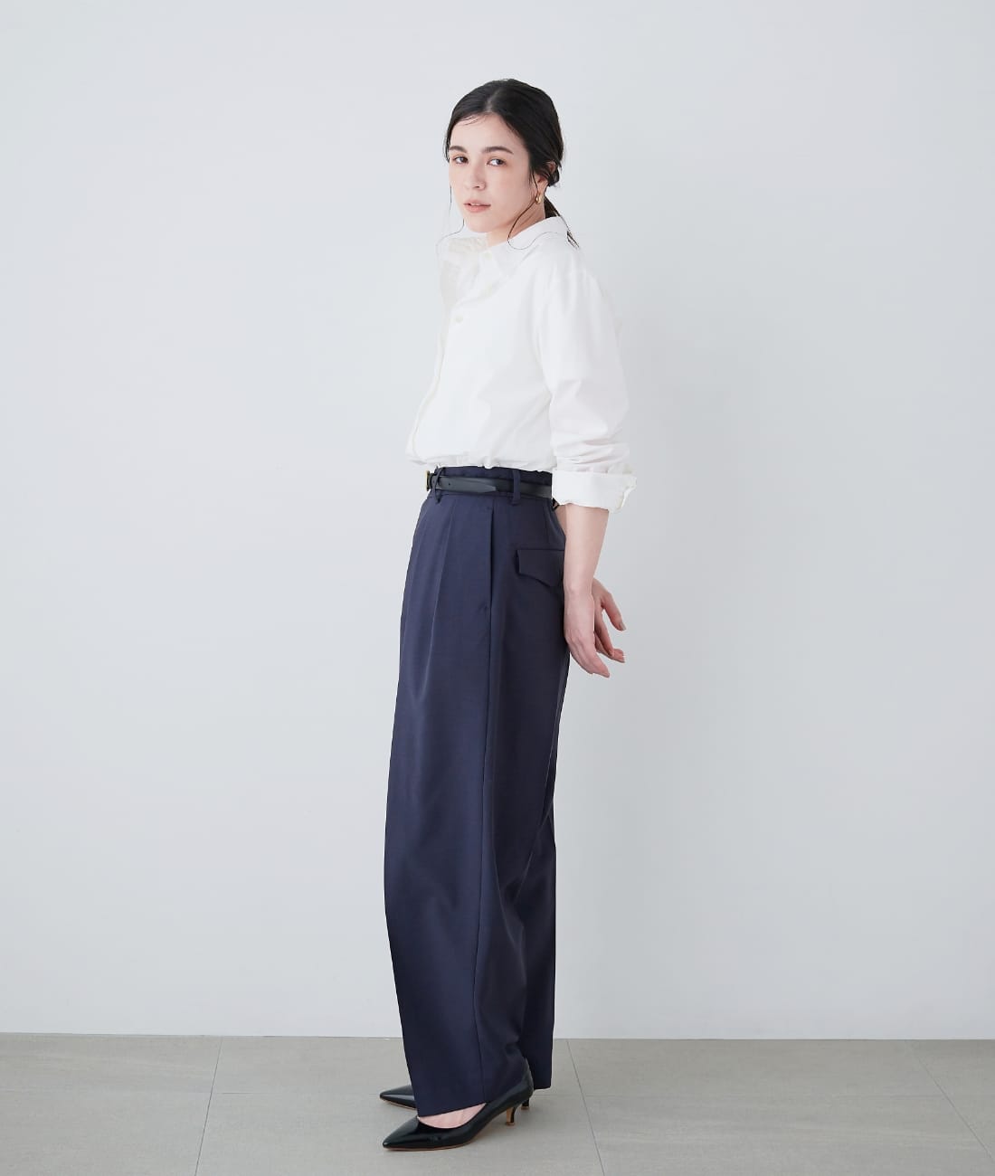 バレルパンツを着用しているモデル画像04