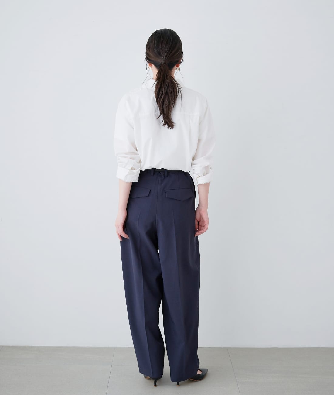 バレルパンツを着用しているモデル画像05